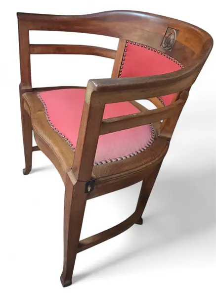 Foto de um(a) Rara Poltrona Centenária – Relíquia do Mobiliário Brasileiro, da categoria de Poltronas. Uma oportunidade única para possuir um pedaço da história. Esta poltrona exibe a tonalidade profunda e os veios únicos que... Mostrado de uma perspectiva diferente. Vendido no marketplace Trésors.