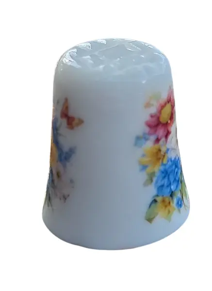 Foto de um(a) Dedal de Coleção em Porcelana – Buquê de Flores e Borboletas, da categoria de Outros colecionáveis. Este dedal em porcelana é uma peça clássica e vibrante, ideal para quem busca itens com temática de natureza e jardim. A... Mostrado de uma perspectiva diferente. Vendido no marketplace Trésors.