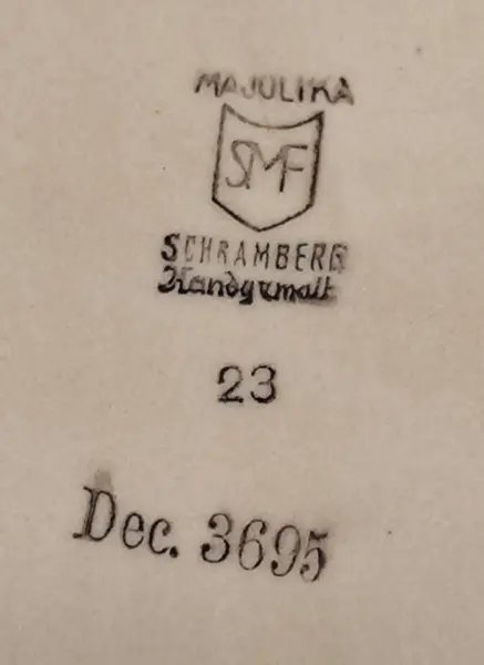 Foto de um(a) Licoreira Cerâmica Majolika, Schramberg, Década de 1930, da categoria de Garrafas, potes e jarros. Licoreira com quatro copos e bandeja policromada com motivo geometrico em cerâmica majolika da marca alem schramberg... Mostrado de uma perspectiva diferente. Vendido no marketplace Trésors.