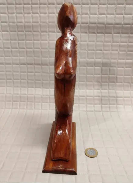 Foto de um(a) Escultura Balinesa em Madeira, Década de 2000, da categoria de Escultura. Escultura balinesa em madeira representando o feminino com a visão do artista, década de 2000. A: 27 cm L: 4 cm P: 13 cm... Mostrado de uma perspectiva diferente. Vendido no marketplace Trésors.