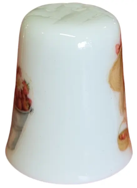 Foto de um(a) Dedal de Coleção em Porcelana - Estampa Menina Camponesa e Cesta de Flores, da categoria de Outros colecionáveis. Este delicado dedal colecionável em porcelana branca apresenta uma temática clássica e nostálgica, com ilustrações que... Mostrado de uma perspectiva diferente. Vendido no marketplace Trésors.
