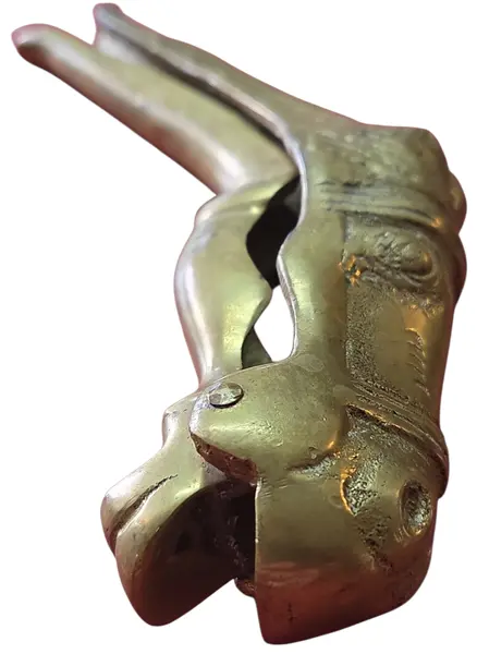 Foto de um(a) Antigo Quebra-Nozes em Bronze Maciço - Formato Cabeça de Cavalo - Peça de Coleção, da categoria de Outros utensílios para servir. Este quebra-nozes antigo é confeccionado inteiramente em bronze maciço, apresentando um design detalhado em formato de... Mostrado de uma perspectiva diferente. Vendido no marketplace Trésors.