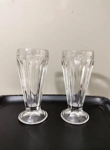 Foto de um(a) Duas Taças de Milkshake em Vidrão, Década de 1970, da categoria de Taças. Duas taças de milkshake em vidrão, década de 1970 A: 20 cm Diâmetro: 8,5 cm 250 ml peso: 791 g. Mostrado de uma perspectiva diferente. Vendido no marketplace Trésors.