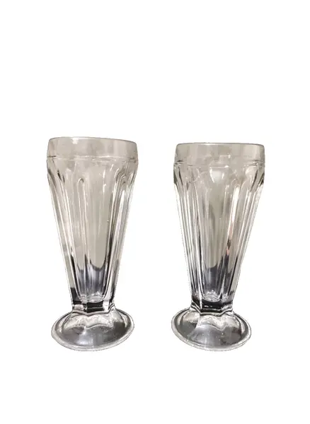 Foto de um(a) Duas Taças de Milkshake em Vidrão, Década de 1970, da categoria de Taças. Duas taças de milkshake em vidrão, década de 1970 A: 20 cm Diâmetro: 8,5 cm 250 ml peso: 791 g. Vendido no marketplace Trésors.