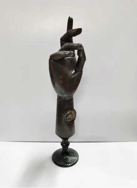 Foto de um(a) Mão Articulada em Madeira, Vidro e Prata, da categoria de Modelos e estatuetas. Mão articulada em madeira envelhecida na cor grafite e base de vidro, com intervenção do designer: incrustações de prata... Mostrado de uma perspectiva diferente. Vendido no marketplace Trésors.