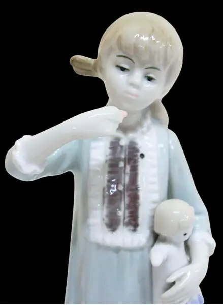 Foto de um(a) Escultura de porcelana vitrificada, da categoria de Escultura. Linda escultura de porcelana vitrificada, retratando uma menina em pé com expressão delicada, segurando uma boneca nos... Mostrado de uma perspectiva diferente. Vendido no marketplace Trésors.