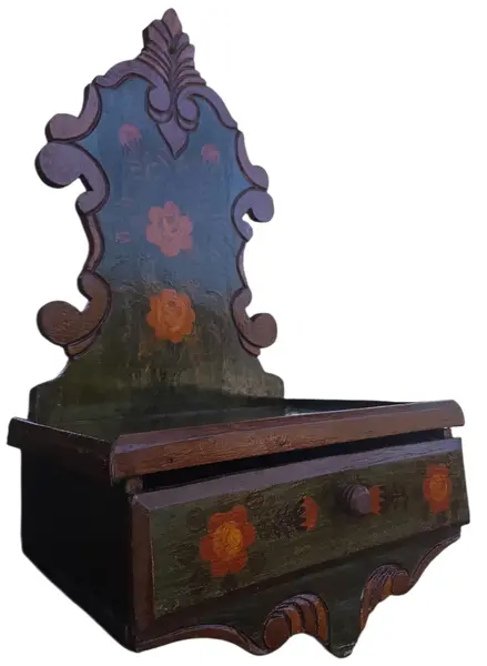 Foto de um(a) Oratório de Parede em Madeira Maciça –Pintura Floral Artesanal, da categoria de Objetos religiosos e espirituais. Este é um oratório de parede singular, que une a tradição da fé com a delicadeza da arte popular. Produzido em madeira... Mostrado de uma perspectiva diferente. Vendido no marketplace Trésors.