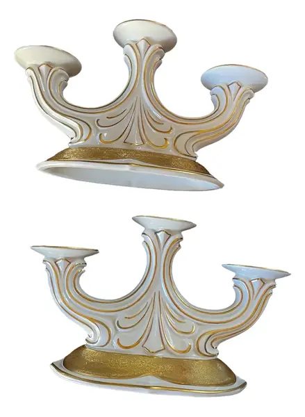 Foto de um(a) Antigo Par De Candelabros Castiçal Porcelana Alemã Art Deco, da categoria de Castiçais. ~ Koenigszelt Germany ~ Antigo e sofisticado par de candelabros para três velas. Porcelana artística alemã com detalhes em... Mostrado de uma perspectiva diferente. Vendido no marketplace Trésors.