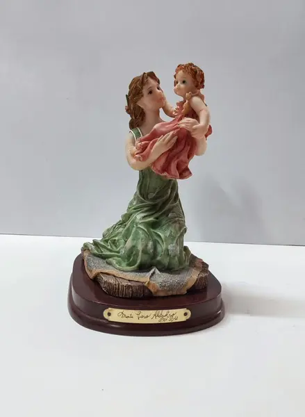 Foto de um(a) Escultura Espanhola Monti Fiero Alabastro, Década de 1980, da categoria de Escultura. Escultura mãe com a menina em resina espanhola policromada - monti fiero alabastro, década de 1980. A: 19 cm / L: 11 cm / P:... Mostrado de uma perspectiva diferente. Vendido no marketplace Trésors.