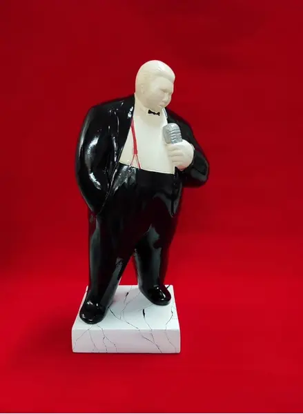 Foto de um(a) Cantor de Jazz, Cerâmica Italiana, Década de 1980, da categoria de Modelos e estatuetas. Cantor de jazz em cerâmica italiana vitrificada e base em resina marmorizada, década de 1989. A: 29 cm / L: 13,5 cm / P: 8,5... Mostrado de uma perspectiva diferente. Vendido no marketplace Trésors.