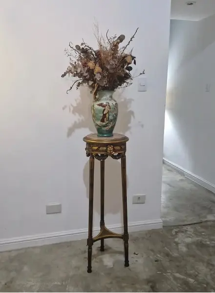 Foto de um(a) Coluna madeira e mármore, da categoria de Floreira de parede. Bellissima coluna / cantoneira apoiada em 3 pés com entalhes florais , acabamento dourado com base de mármore rosa Medidas :... Mostrado de uma perspectiva diferente. Vendido no marketplace Trésors.