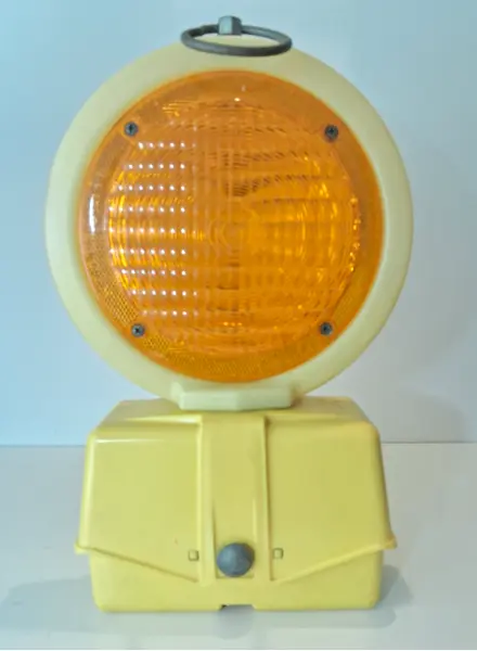 Foto de um(a) Sinalizador externo, da categoria de Sinalizadores. Sinalizador usado na Europa. Plástico rígido e detalhes em metal. Vejam foto do sinalizar com o efeito de luz, lanterna ou... Mostrado de uma perspectiva diferente. Vendido no marketplace Trésors.