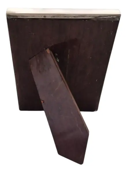 Foto de um(a) Porta Retrato Antigo De Prata 833, da categoria de Porta retratos. Porta-Retrato em Prata de Lei 833Elegância atemporal para eternizar seus melhores momentos. Este porta-retrato, produzido em... Mostrado de uma perspectiva diferente. Vendido no marketplace Trésors.