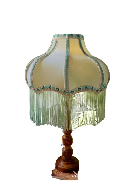 Foto de um(a) Abajur em Madeira nobre, da categoria de Abajures. Abajur de madeira verde azulado: Antiga luminária / tocheiro confeccionado em madeira nobre, com formas torneadasMedindo: 52... Vendido no marketplace Trésors.