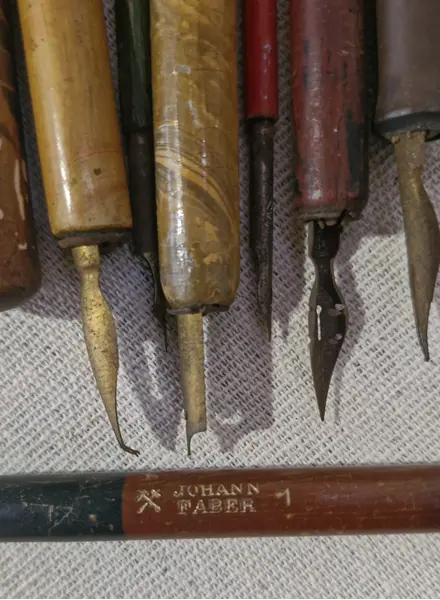 Foto de um(a) Coleção 10 Canetas De Pena Antigas (Dip Pens) Vintage Caligrafia, da categoria de Outros colecionáveis. Conjunto exclusivo composto por 10 canetas de mergulho antigas (canetas de pena / dip pens), ideal para colecionadores,... Mostrado de uma perspectiva diferente. Vendido no marketplace Trésors.