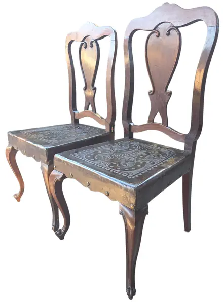 Foto de um(a) Par de Cadeiras Chippendale em Imbuia Maciça com Assento em Couro, da categoria de Outras cadeiras. Raro e imponente par de cadeiras de sala de jantar (sem braços) confeccionado em imbuia maciça, padrão construtivo de meados... Mostrado de uma perspectiva diferente. Vendido no marketplace Trésors.