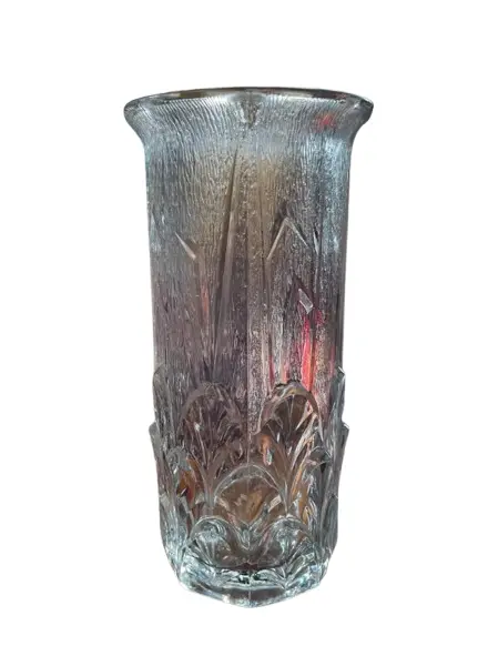 Foto de um(a) Antigo Lindo Vaso Jarro Art Deco Em Cristal Italiano Satiné, da categoria de Vasos. ~ Italy Glass ~Antigo e chiquíssimo vaso artístico em grosso cristal italiano satiné. Decoração com folhas e linhas, traços... Vendido no marketplace Trésors.