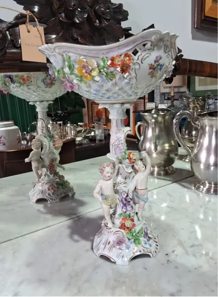Foto de um(a) Centro de mesa ou fruteira porcelana alemã Dresden (1890-1920), da categoria de Centro de mesa. Espetacular centro de mesa (fruteira pedestal) em legítima porcelana alemã de Dresden, ricamente policromada e com detalhes... Mostrado de uma perspectiva diferente. Vendido no marketplace Trésors.