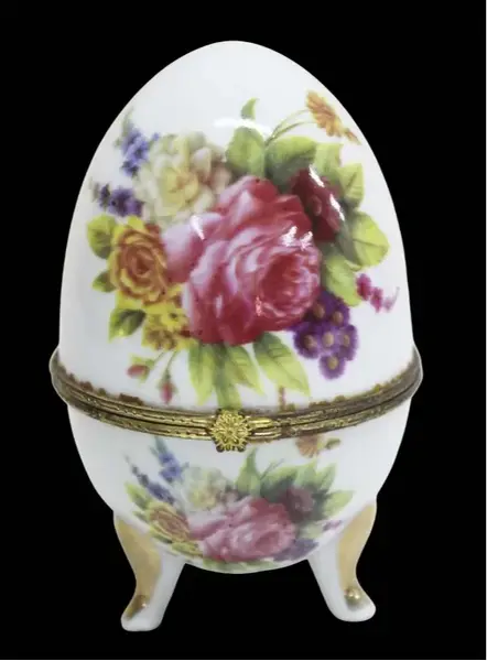 Foto de um(a) Ovo Fabergé em porcelana Limoges, da categoria de Objetos decorativos. Charmoso ovo Fabergé com decoração de flores pintado à mão em policromia, com acabamento em metal dourado, assente em tripé... Mostrado de uma perspectiva diferente. Vendido no marketplace Trésors.