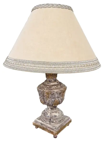 Foto de um(a) Abajur Barroco em Madeira Entalhada à Mão, da categoria de Abajures. Dois lindos abajures barrocos disponíveis. Peça que unem a robustez da madeira nobre à delicadeza do entalhe artesanal,... Mostrado de uma perspectiva diferente. Vendido no marketplace Trésors.