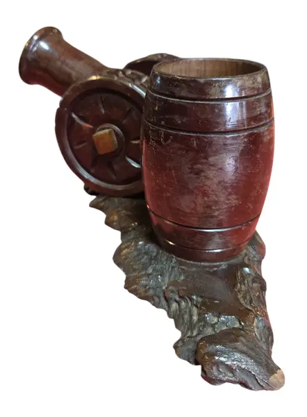Foto de um(a) Canhão Decorativo em Madeira Nobre e Mini Barril – Peça Vintage, da categoria de Outros colecionáveis. Apresentamos uma distinta peça de coleção e decoração, rica em detalhes e executada com técnicas tradicionais de marcenaria.... Mostrado de uma perspectiva diferente. Vendido no marketplace Trésors.