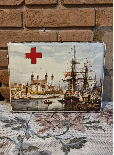 Foto de um(a) Lata vintage de biscoitos fabricada na Inglaterra no século XX, da categoria de Memorabilia de viagem & souvenir. Lata de biscoitos vintage colecionável, produzida originalmente na Inglaterra por volta da década de 1960. O item é feito de... Mostrado de uma perspectiva diferente. Vendido no marketplace Trésors.