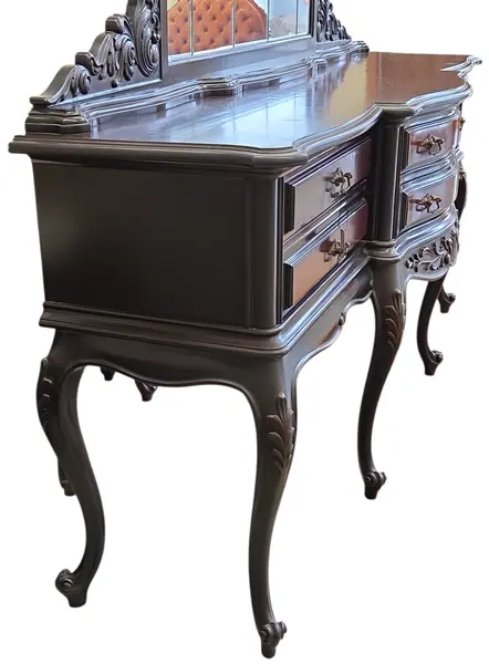 Foto de um(a) Buffet Antigo em Madeira Nobre Luis XV com Espelho Bisotado - Paciornik, da categoria de Aparadores e Buffet. Magnífico Buffet Antigo em Madeira Nobre – Luis XV Uma verdadeira joia do mobiliário antigo, este buffet/balcão combina a... Mostrado de uma perspectiva diferente. Vendido no marketplace Trésors.