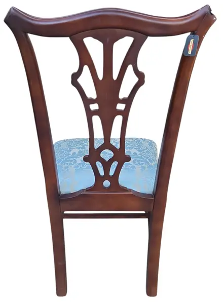 Foto de um(a) Cadeira Chippendale em Imbuia Maciça com Marchetaria e Assento Damasco Azul, da categoria de Outras cadeiras. Elegante cadeira de sala de jantar/reunião (cadeira de sem braços) confeccionada em imbuia maciça. A peça equilibra... Mostrado de uma perspectiva diferente. Vendido no marketplace Trésors.