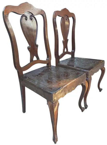 Foto de um(a) Par de Cadeiras Chippendale em Imbuia Maciça com Assento em Couro, da categoria de Outras cadeiras. Raro e imponente par de cadeiras de sala de jantar (sem braços) confeccionado em imbuia maciça, padrão construtivo de meados... Mostrado de uma perspectiva diferente. Vendido no marketplace Trésors.