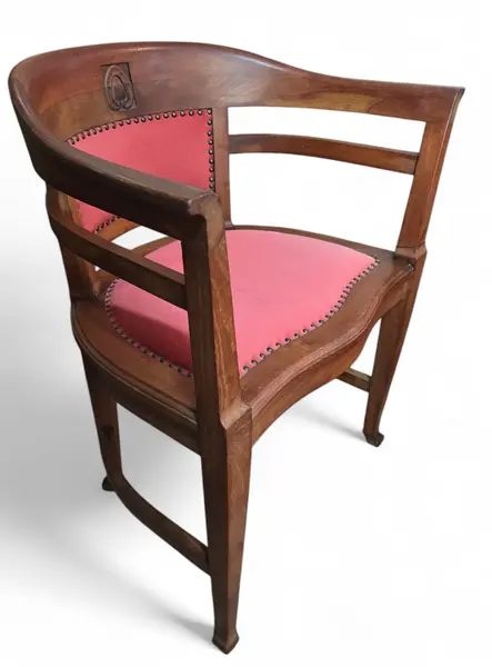 Foto de um(a) Rara Poltrona Centenária – Relíquia do Mobiliário Brasileiro, da categoria de Poltronas. Uma oportunidade única para possuir um pedaço da história. Esta poltrona exibe a tonalidade profunda e os veios únicos que... Vendido no marketplace Trésors.