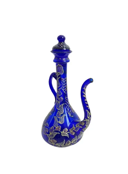 Foto de um(a) ​Jarra oriental em vidro azul, da categoria de Garrafas, potes e jarros. Jarra oriental em vidro azul, pintada a mão. Mínimas marcas do tempo e uso. Medidas: 25x11cm. Vendido no marketplace Trésors.