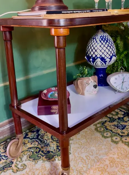 Foto de um(a) Carrinho de chá 60’s em Jacarandá, da categoria de Carrinhos de bar e auxiliares. Carrinho de chá da década de 60 em jacarandá, tampos retangulares em fórmica branca com uma alça em uma lateral torneada,... Mostrado de uma perspectiva diferente. Vendido no marketplace Trésors.