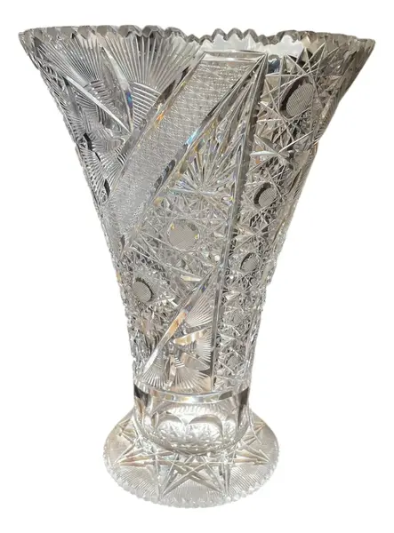 Foto de um(a) Antigo Grande Vaso Jarro Lindo Em Cristal Baccarat Lapidado, da categoria de Vasos. Antigo e grande vaso decorativo em cristal translúcido com lindo brilho natural e primorosa lapidação manual, conhecida como... Vendido no marketplace Trésors.