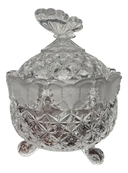 Foto de um(a) Antiga Caixa Borboleta Bomboniere Cristal Francês Satiné, da categoria de Garrafas, potes e jarros. Antiga caixa porta joias ou bomboniere baleiro em cristal francês translúcido e de ótima qualidade, com detalhes em Satiné,... Vendido no marketplace Trésors.