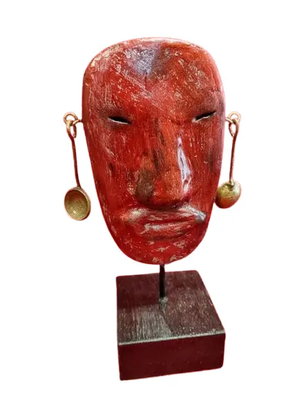 Foto de um(a) Máscara Coral, Buenos Aires, La Boca, Década de 1980, da categoria de Escultura. Máscara em cimento com acabamento descascado na cor coral, brinco feitos com moedas argentinas da década de 1970 e base... Vendido no marketplace Trésors.