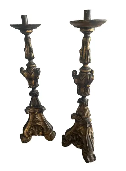 Foto de um(a) Par de Candelabros de talha, da categoria de Castiçais. Um par de castiçais antigos, confeccionados em madeira maciça, talhados à mão com riqueza de detalhes. Possuem acabamento em... Vendido no marketplace Trésors.