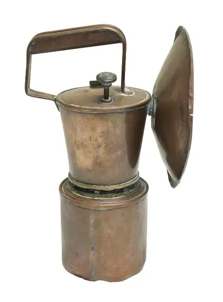 Foto de um(a) Lanterna lampião carbureto, da categoria de Outros objetos decorativos. Antiga lanterna lampião carbureto de estação executada em metal cobreado de ótima fundição. Medidas 26 cm de altura x 16 cm... Mostrado de uma perspectiva diferente. Vendido no marketplace Trésors.