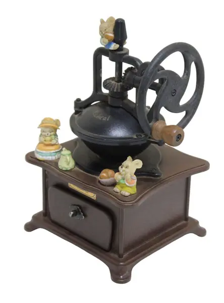Foto de um(a) Caixa de música formato moedor de café, da categoria de Cestos e Caixas. Antiga caixa musical representando moedor de café, em material plástico com decoração ratinhos em policromia. Funcionando,... Mostrado de uma perspectiva diferente. Vendido no marketplace Trésors.