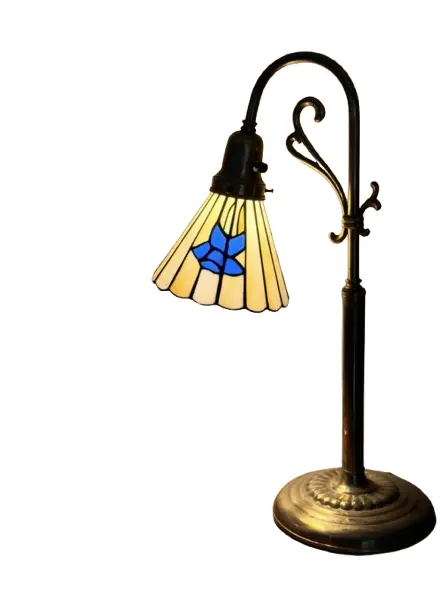 Foto de um(a) Luminária Estilo Tiffany em Pasta de Vidro Colorido Artesanal Base Latão e Bronze, da categoria de Abajures. Medidas: 51x27 cm (AxL) Excelente Estado de Conservação - Tomada Tipo A Sou apaixonada por peças que atravessam o tempo, e a... Vendido no marketplace Trésors.