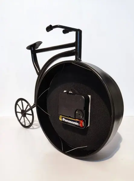 Foto de um(a) Relógio Quartzo Bike Tintim, da categoria de Relógios de mesa. Bike tintin com relógio quartzo. Divertido e colecionável, peça única. A: 21,5 cm / L: 28 cm / P: 6 cm peso: 463 g. Mostrado de uma perspectiva diferente. Vendido no marketplace Trésors.