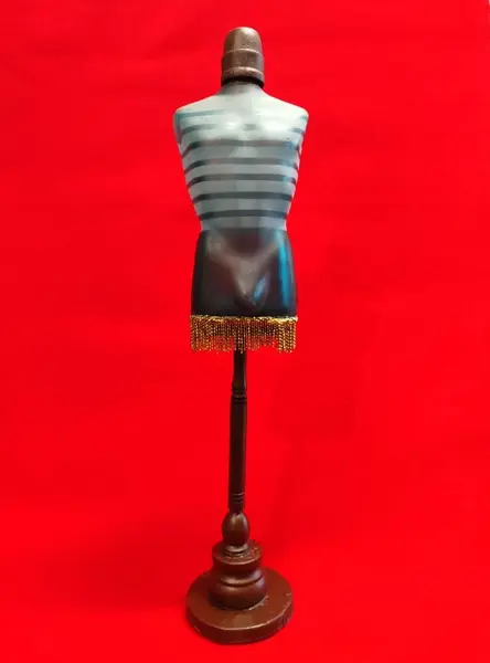 Foto de um(a) Manequim Jean Paul Gaultier, Peça Única, da categoria de Modelos e estatuetas. Frasco de perfume lê male, jean paul gaultier transformado em um manequim de mesa decorativo e perene, com pedestal em... Mostrado de uma perspectiva diferente. Vendido no marketplace Trésors.