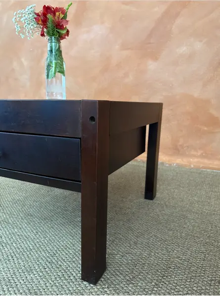 Foto de um(a) Mesa de apoio anos 70, da categoria de Mesas laterais. De linhas simples e desenho limpo, essa mesa quadrada combina estrutura em madeira maciça com tampo em fórmica branca,... Mostrado de uma perspectiva diferente. Vendido no marketplace Trésors.