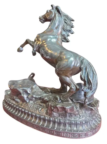 Foto de um(a) Tinteiro de Mesa Monumental: Escultura de Cavalo em Prata 90, da categoria de Escultura. Uma peça rara que une funcionalidade e arte escultural. Este tinteiro de mesa é encimado por uma figura de cavalo... Mostrado de uma perspectiva diferente. Vendido no marketplace Trésors.