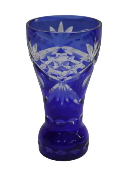 Foto de um(a) Vaso Cônico Em Cristal Double, da categoria de Vasos. Vaso cônico em cristal azul double com lapidações manuais. Medidas 18A X 9D. Em bom estado com pequeno bicado na borda. Vendido no marketplace Trésors.