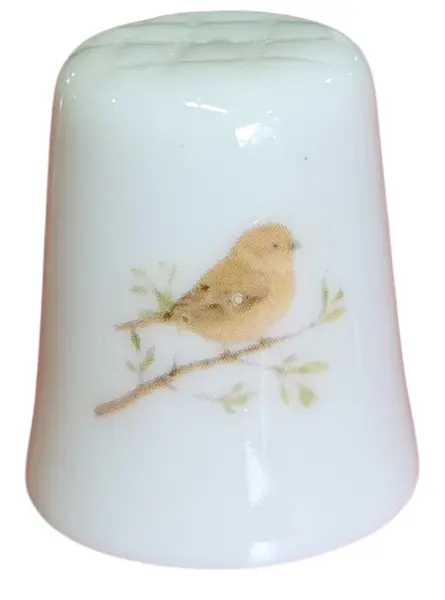 Foto de um(a) Dedal em Porcelana Decorado - Ratinho e Pássaro no Galho - Colecionável, da categoria de Outros colecionáveis. Esta peça colecionável destaca-se pelo design detalhado em ambos os lados, unindo simpatia e natureza em um único objeto... Mostrado de uma perspectiva diferente. Vendido no marketplace Trésors.