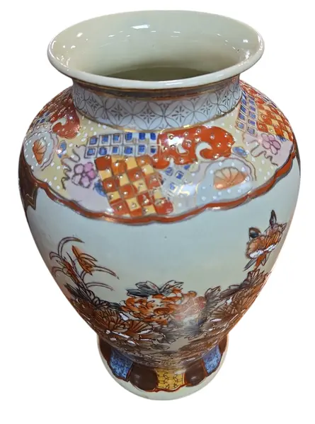 Foto de um(a) Vaso Decorativo Satsuma – Cerâmica Policromada com Detalhes em Relevo e Dourado, da categoria de Vasos. Encante-se com este elegante vaso decorativo que evoca a tradicional estética Satsuma. A peça apresenta um fundo em tom... Mostrado de uma perspectiva diferente. Vendido no marketplace Trésors.