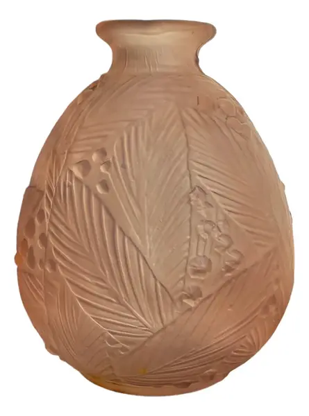 Foto de um(a) Antigo Pequeno Vaso Art Deco Em Vidro Francês Satiné, da categoria de Vasos. ~ Art Deco Glass ~Antigo e delicado vasinho artístico em “Pâte de Verre” pasta de vidro francês acetinado, decoração folhas... Vendido no marketplace Trésors.
