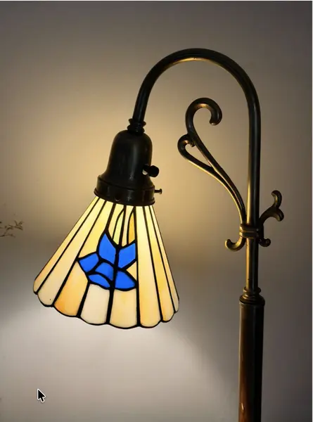 Foto de um(a) Luminária Estilo Tiffany em Pasta de Vidro Colorido Artesanal Base Latão e Bronze, da categoria de Abajures. Medidas: 51x27 cm (AxL) Excelente Estado de Conservação - Tomada Tipo A Sou apaixonada por peças que atravessam o tempo, e a... Mostrado de uma perspectiva diferente. Vendido no marketplace Trésors.
