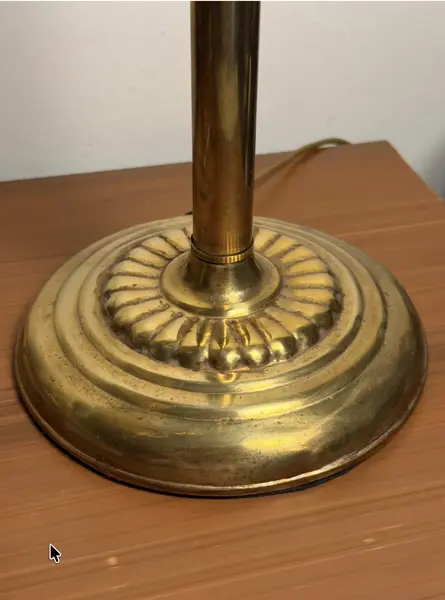 Foto de um(a) Luminária Estilo Tiffany em Pasta de Vidro Colorido Artesanal Base Latão e Bronze, da categoria de Abajures. Medidas: 51x27 cm (AxL) Excelente Estado de Conservação - Tomada Tipo A Sou apaixonada por peças que atravessam o tempo, e a... Mostrado de uma perspectiva diferente. Vendido no marketplace Trésors.