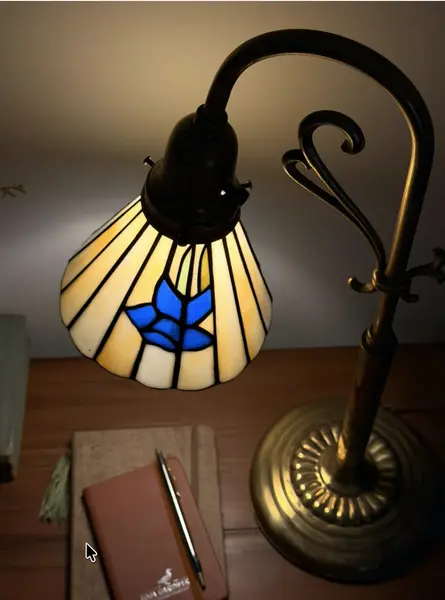 Foto de um(a) Luminária Estilo Tiffany em Pasta de Vidro Colorido Artesanal Base Latão e Bronze, da categoria de Abajures. Medidas: 51x27 cm (AxL) Excelente Estado de Conservação - Tomada Tipo A Sou apaixonada por peças que atravessam o tempo, e a... Mostrado de uma perspectiva diferente. Vendido no marketplace Trésors.